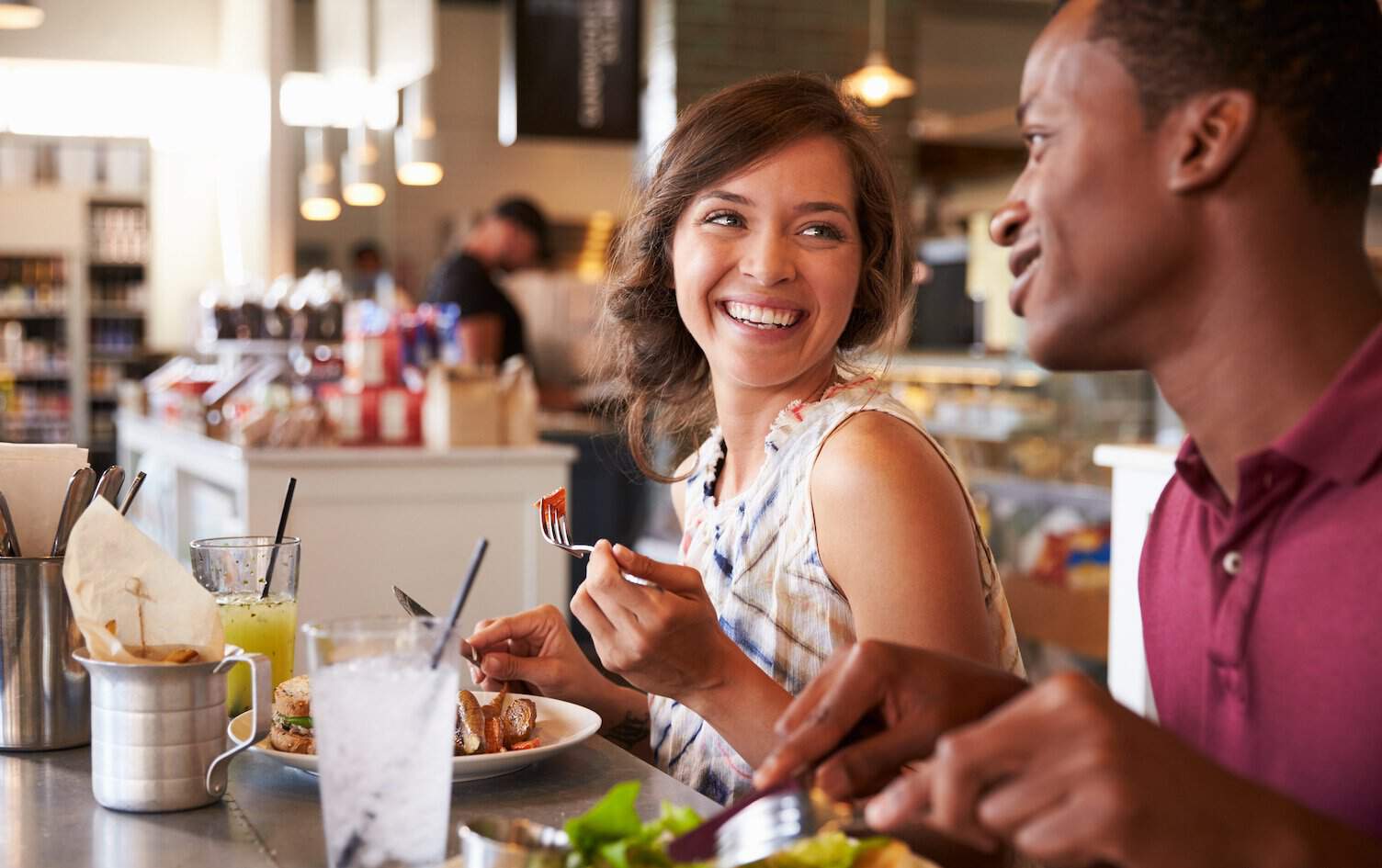 6 Dietitian Tips to Track Restaurant Meals | Dining Out