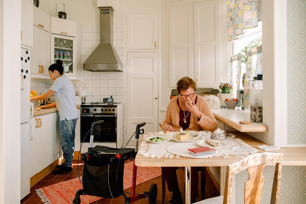 Home Help for Dementia: Timing It, Managing It