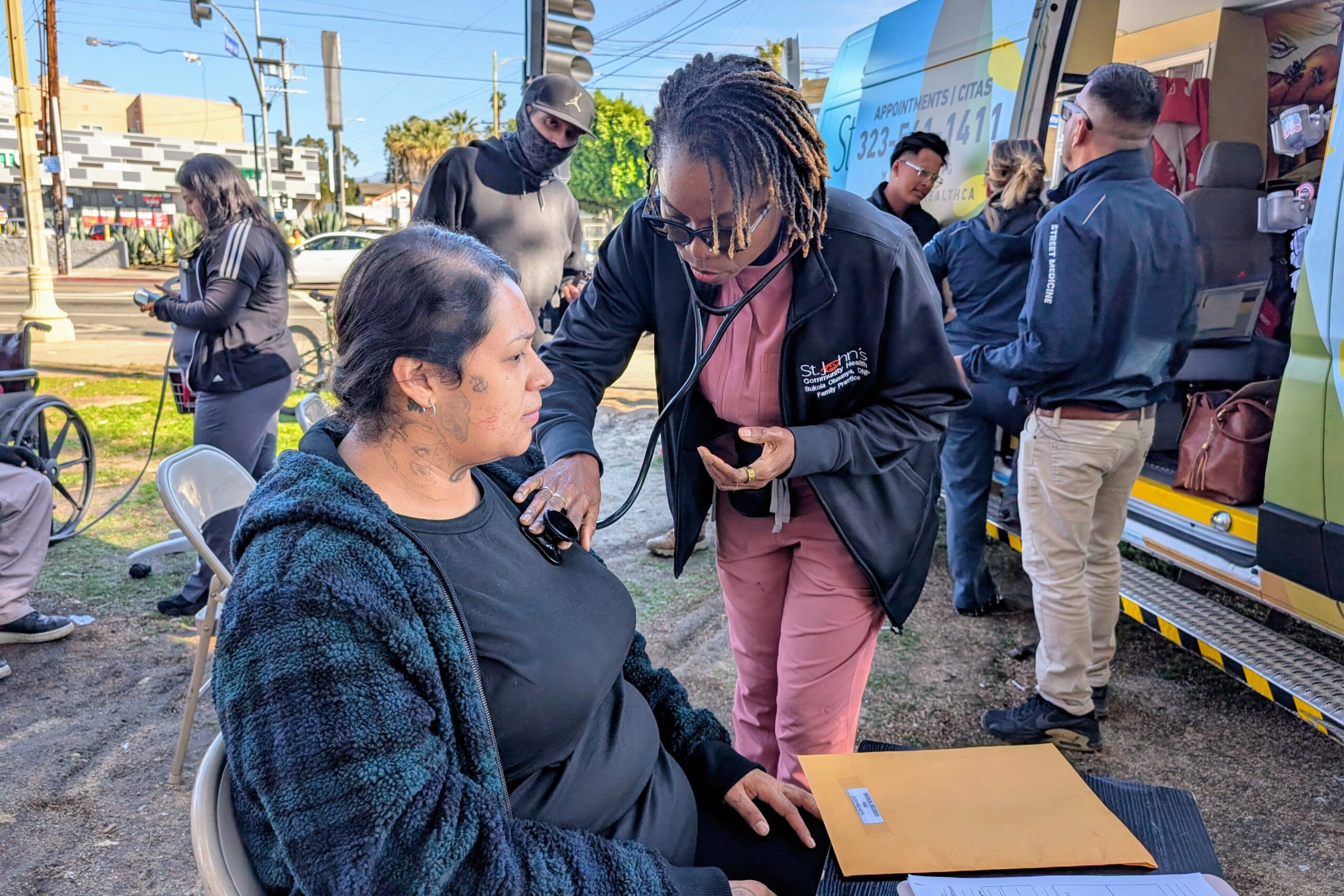 Ante recortes estatales y federales, clínicas de la red de seguridad en Los Ángeles impulsan un nuevo impuesto