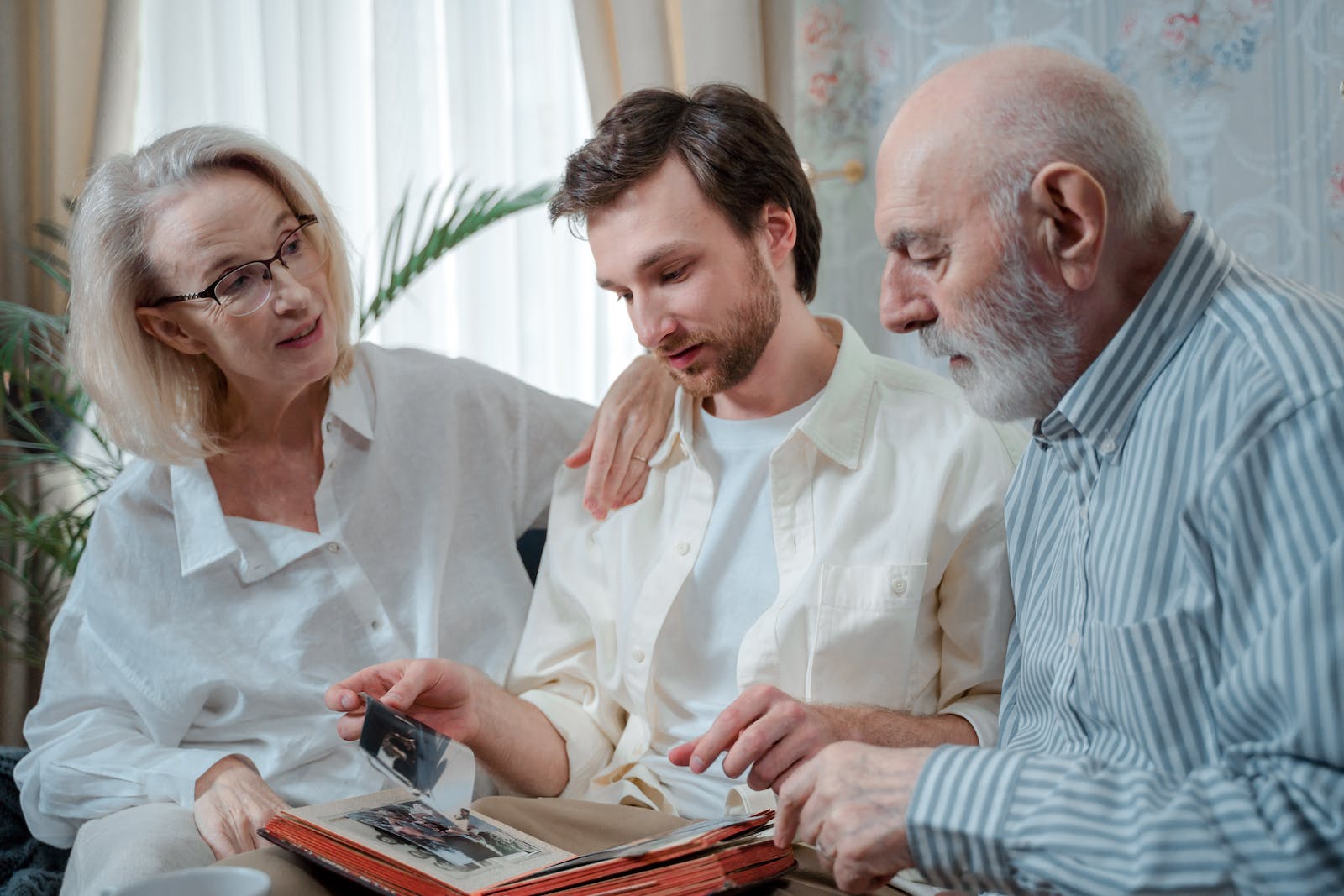 10 Ways to Use the Power of Photos for Dementia Care